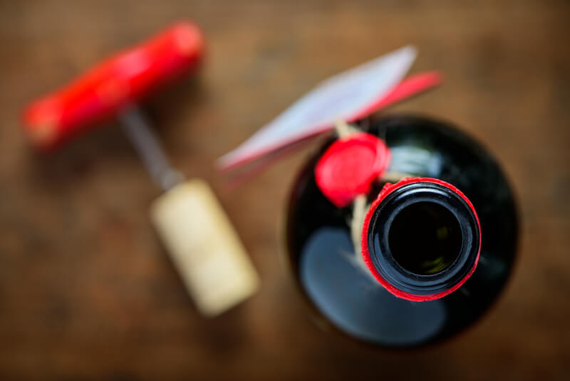Hoe kan je een fles wijn openen zonder kurkentrekker